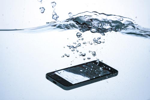 スマートフォンの水没と保証